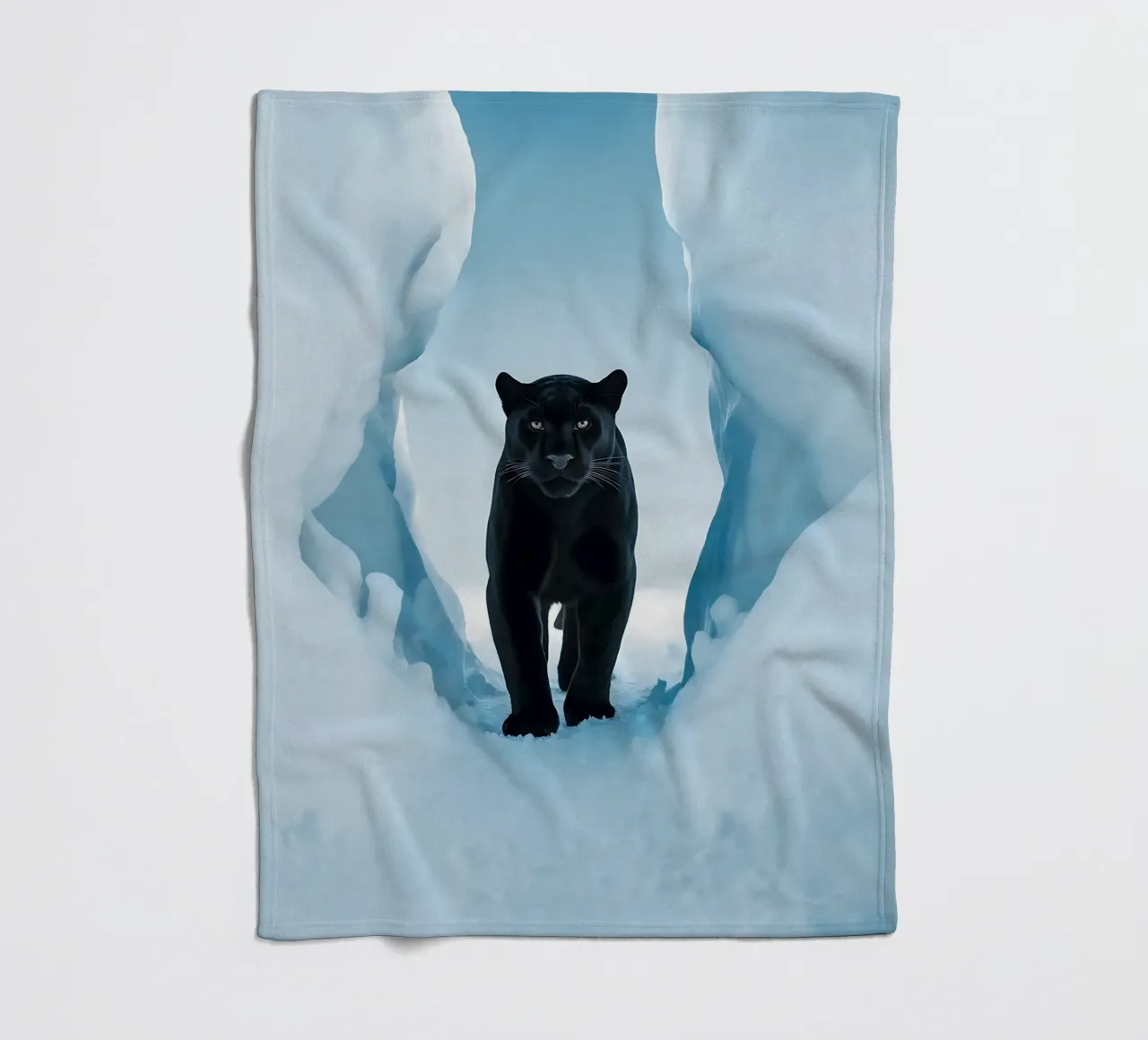 Pantera nera nel ghiaccio coperta in pile da Plain Thoughts