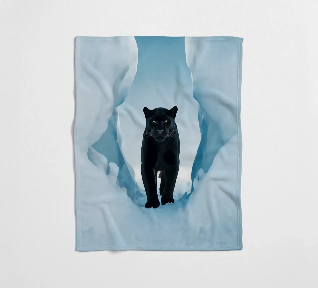 Pantera nera nel ghiaccio coperta in pile da Plain Thoughts