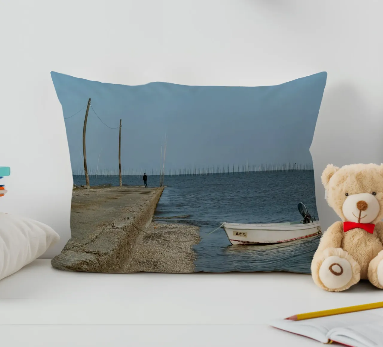 Tramonto in riva al mare in Giappone cuscino da Marcel Bisig