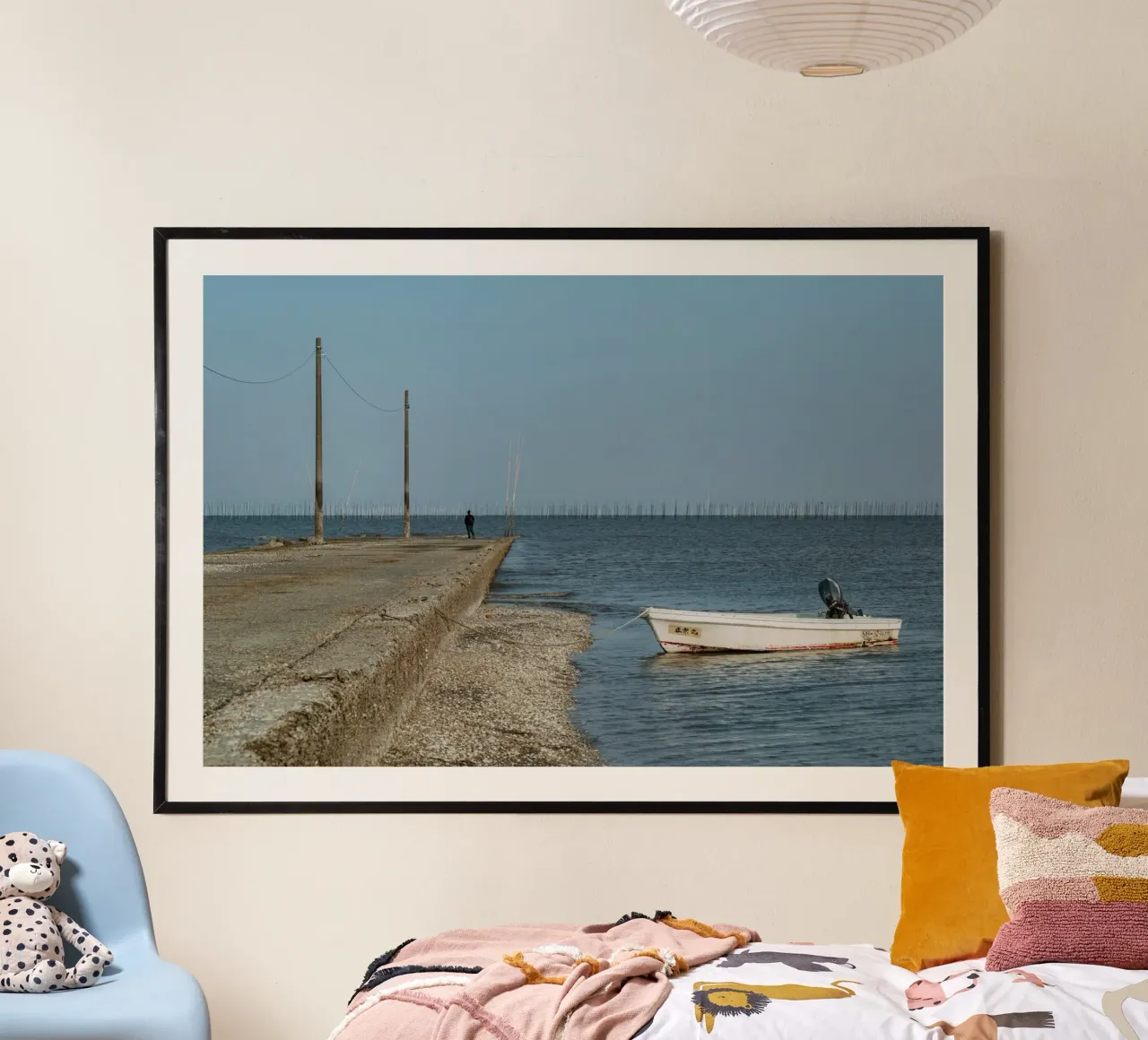 Tramonto in riva al mare in Giappone poster con telaio in plastica da Marcel Bisig