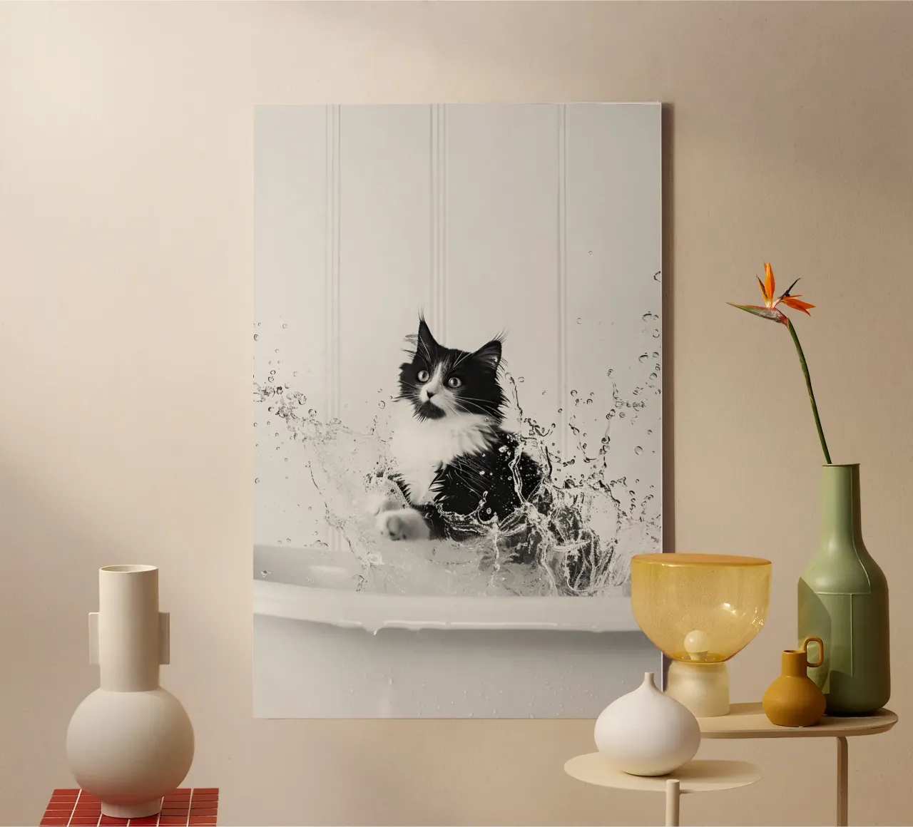 Tuxedo kat spettert in bad, zwart-wit kunst canvas met Baklijst van Vibrant Vintage Prints