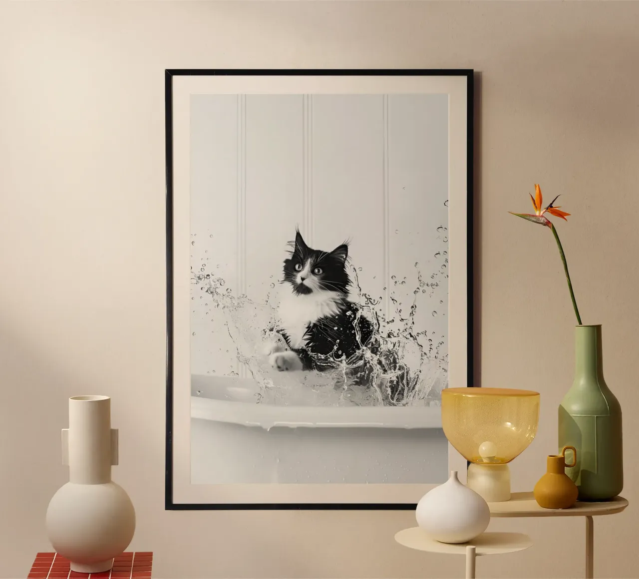 Gatto Tuxedo che sguazza nella vasca da bagno, arte in bianco e nero poster con telaio in plastica da Vibrant Vintage Prints