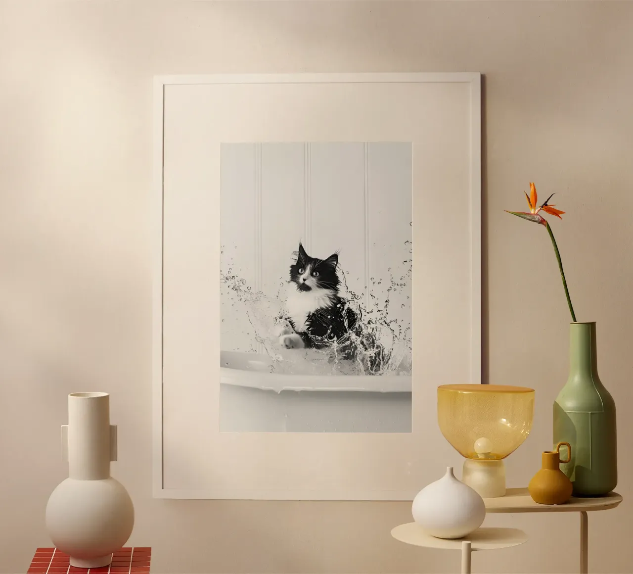 Gatto Tuxedo che sguazza nella vasca da bagno, arte in bianco e nero poster con telaio in plastica da Vibrant Vintage Prints