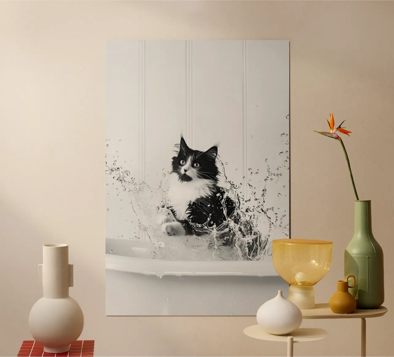 Gatto Tuxedo che sguazza nella vasca da bagno, arte in bianco e nero poster con telaio in plastica da Vibrant Vintage Prints