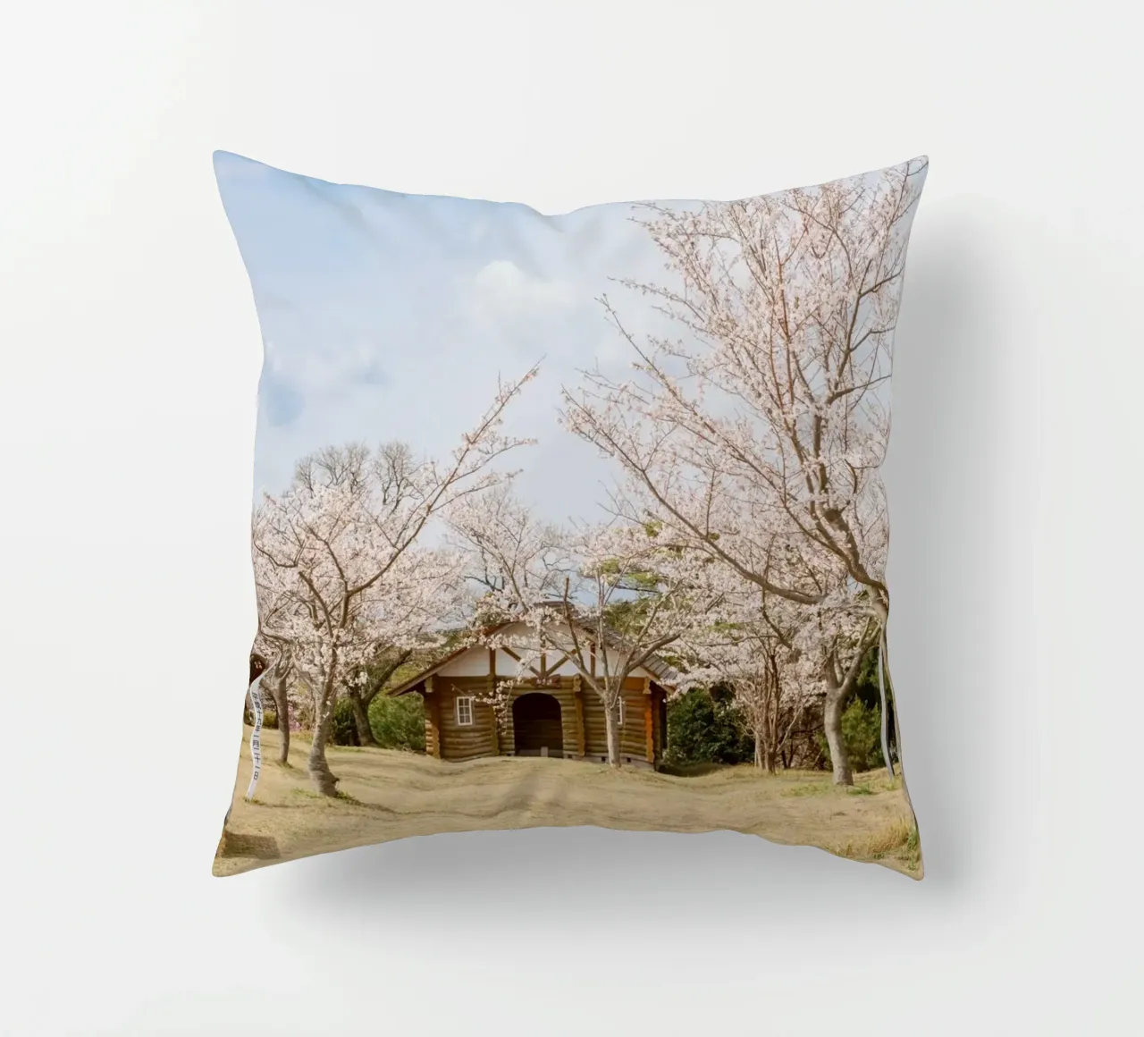 Alberi di ciliegio in fiore a Kyushu, Giappone cuscino da Marcel Bisig