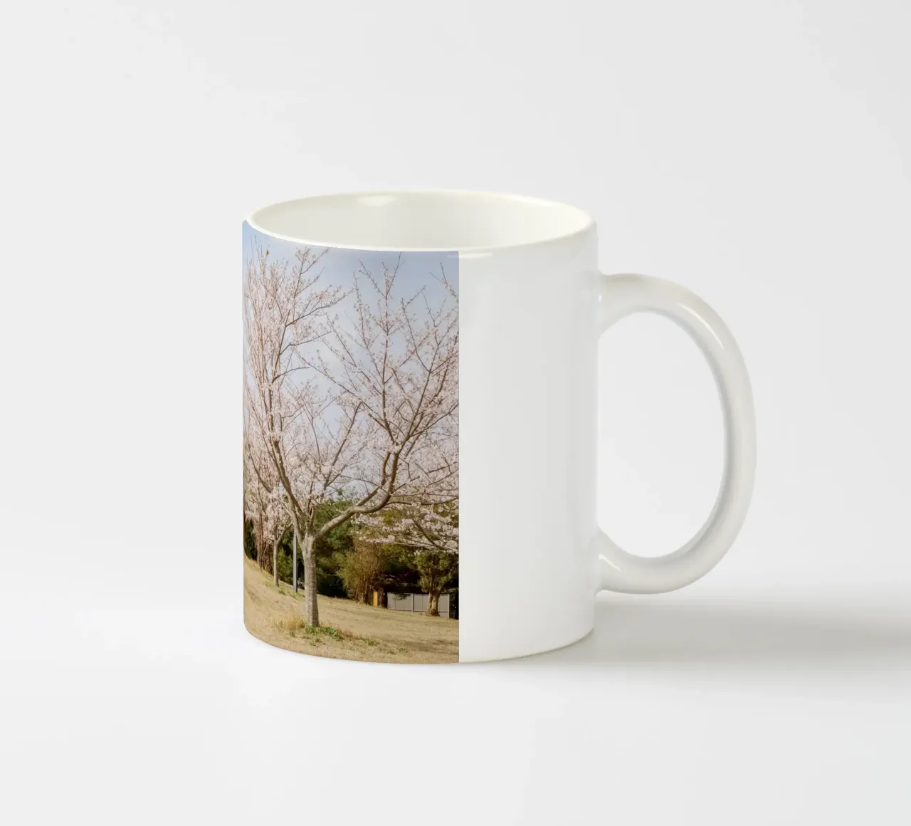 Alberi di ciliegio in fiore a Kyushu, Giappone tazza in ceramica da Marcel Bisig
