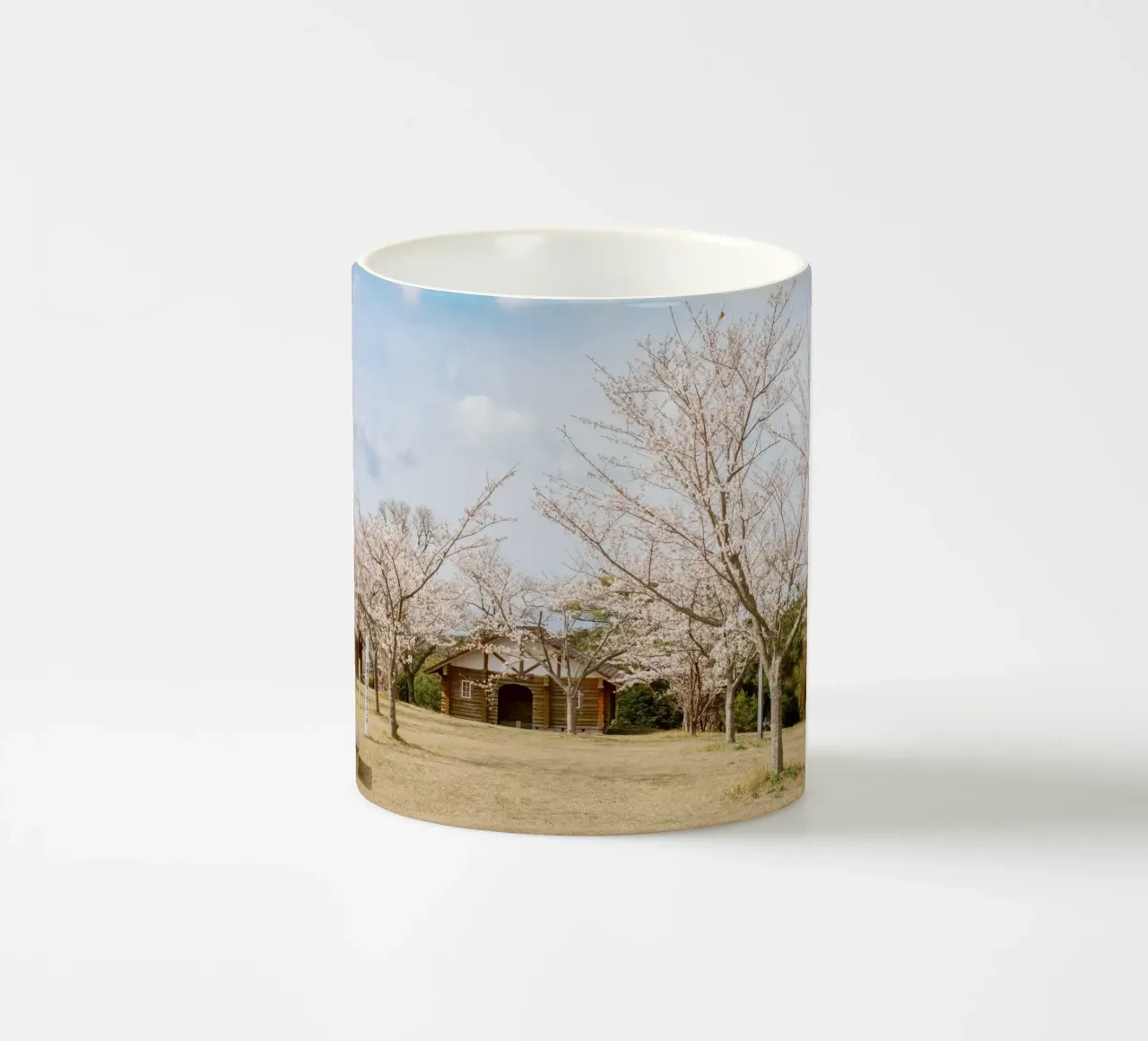 Alberi di ciliegio in fiore a Kyushu, Giappone tazza in ceramica da Marcel Bisig