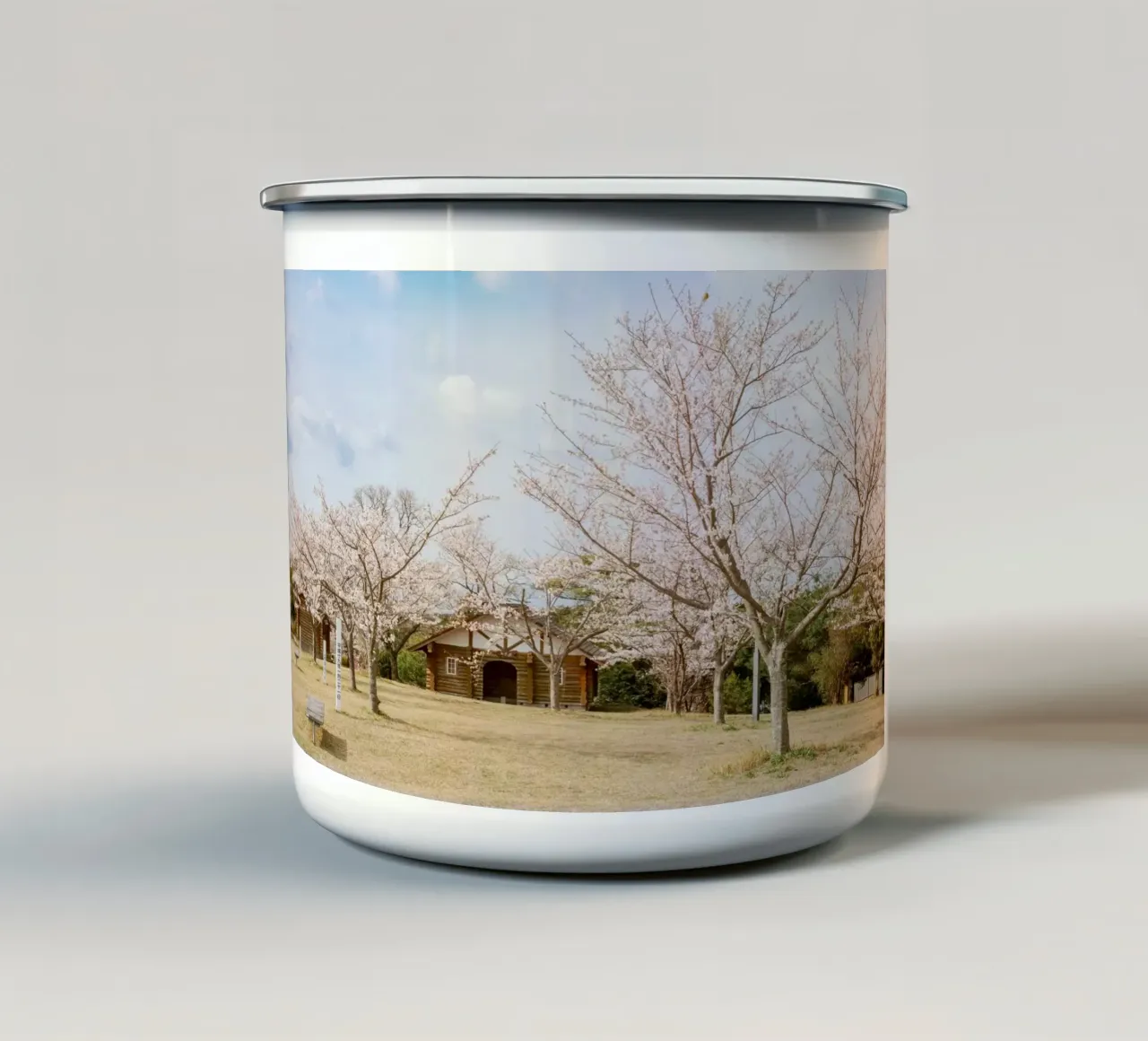 Alberi di ciliegio in fiore a Kyushu, Giappone tazza in smalto da Marcel Bisig