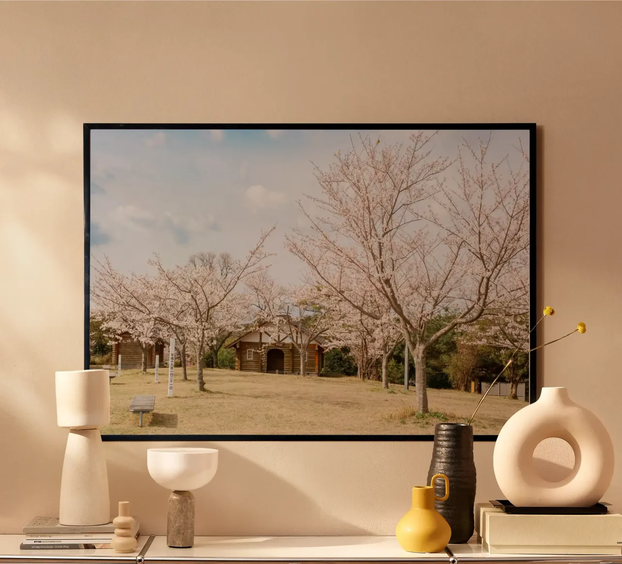 Alberi di ciliegio in fiore a Kyushu, Giappone poster con telaio in legno da Marcel Bisig