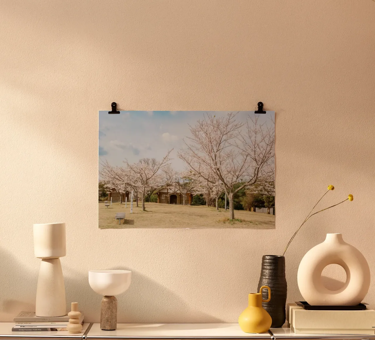 Alberi di ciliegio in fiore a Kyushu, Giappone poster con telaio in legno da Marcel Bisig