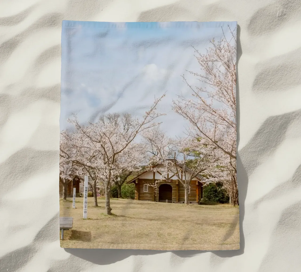 Alberi di ciliegio in fiore a Kyushu, Giappone telo mare da Marcel Bisig
