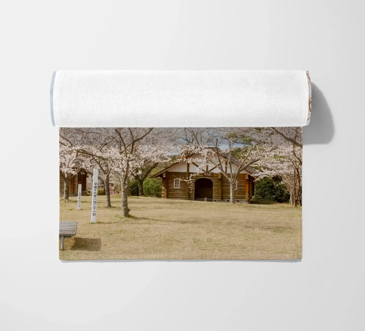 Alberi di ciliegio in fiore a Kyushu, Giappone telo mare da Marcel Bisig