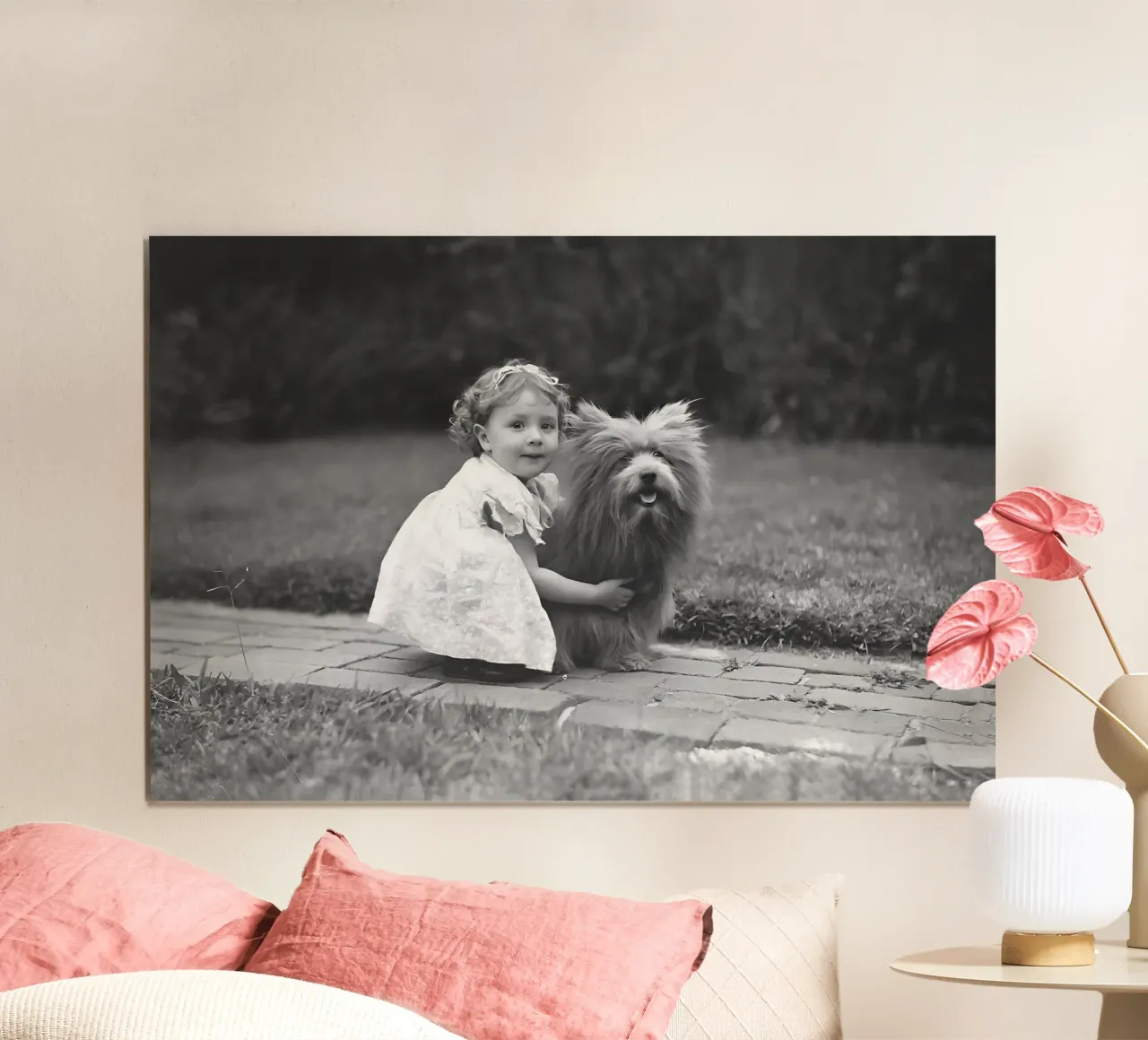 Bambina e terrier scozzese, foto vecchia in bianco e nero poster con telaio in legno da Vibrant Vintage Prints