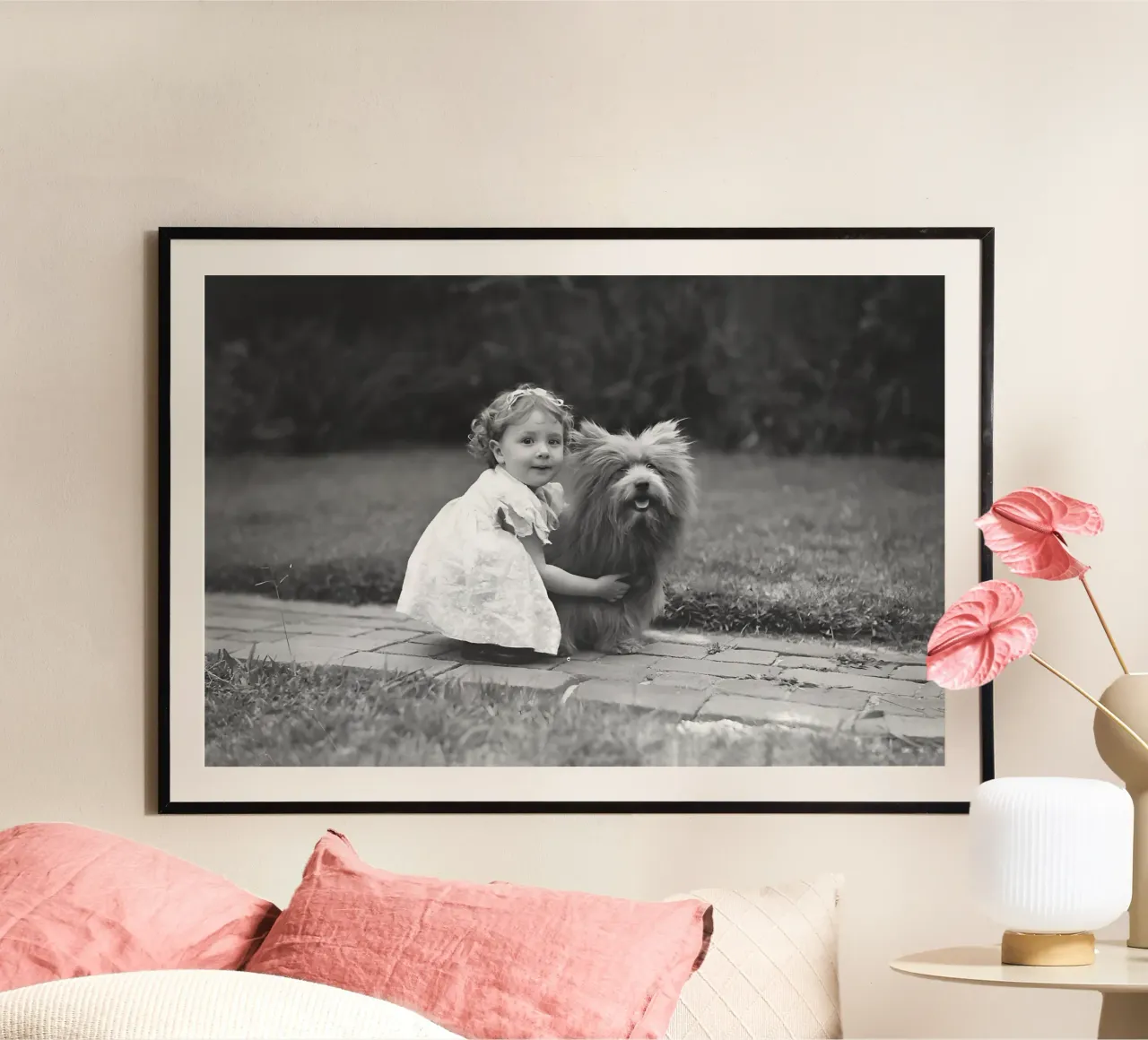 Bambina e terrier scozzese, foto vecchia in bianco e nero poster con telaio in legno da Vibrant Vintage Prints