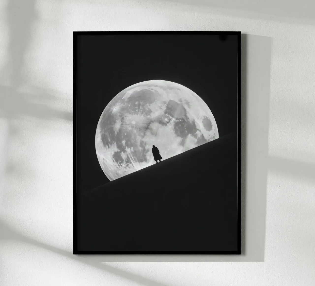 Silhouette di fronte alla luna piena poster da Plain Thoughts