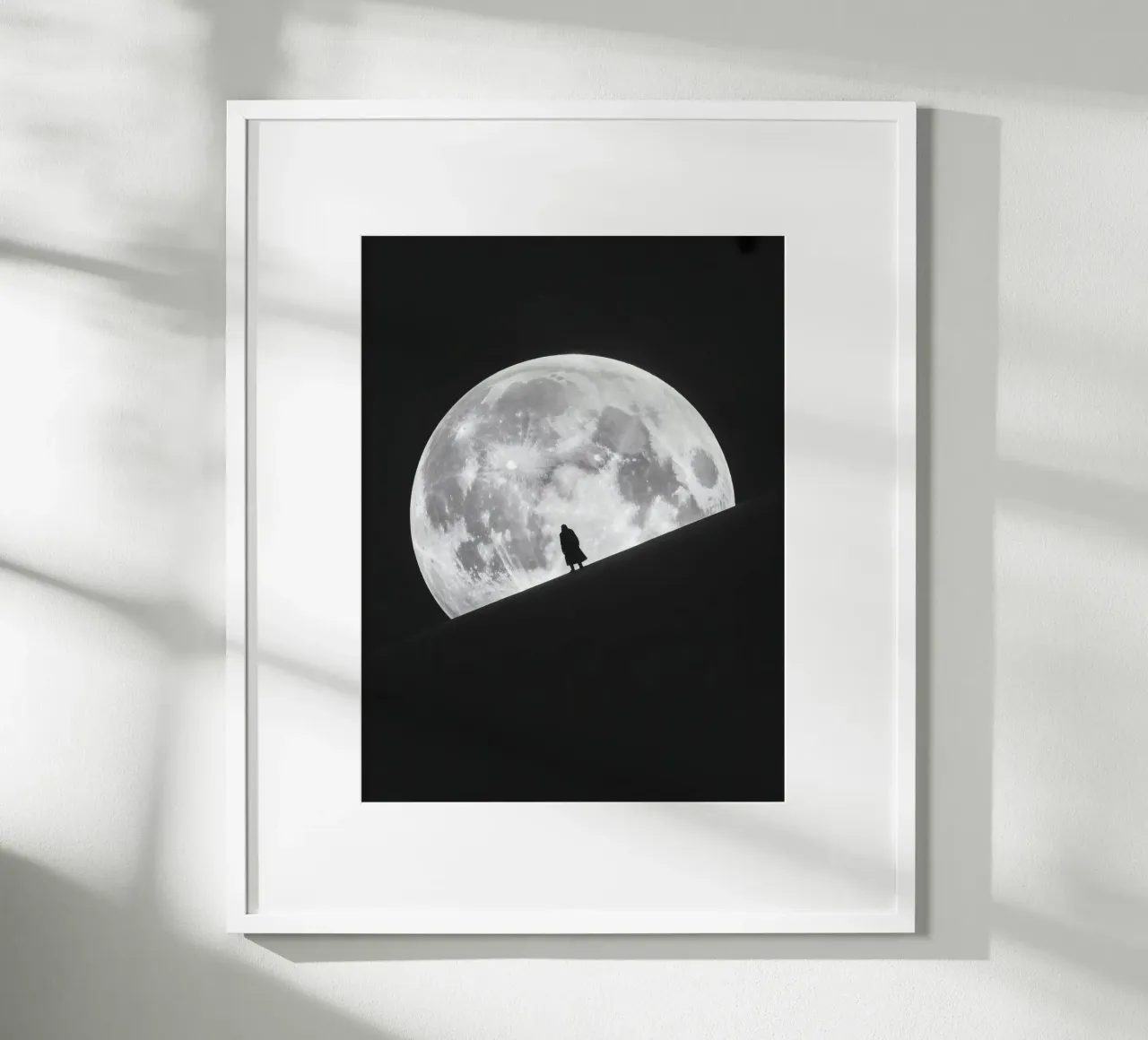 Silhouette di fronte alla luna piena poster da Plain Thoughts