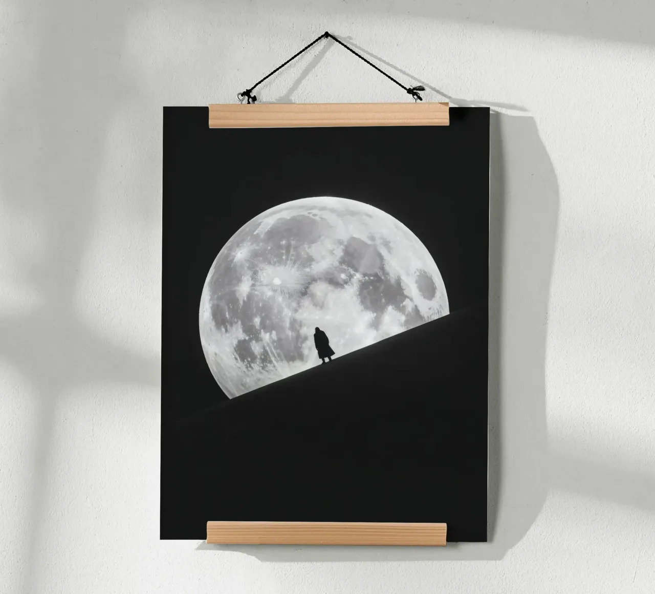 Silhouette di fronte alla luna piena poster da Plain Thoughts