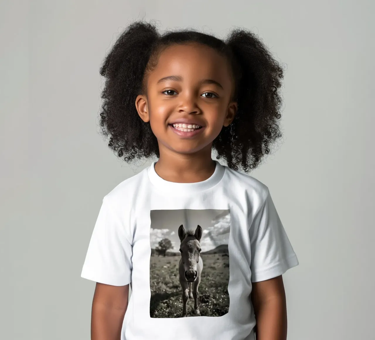 Puledro in piedi in un campo erboso in scala di grigi t-shirt bambini da DesignDoodle