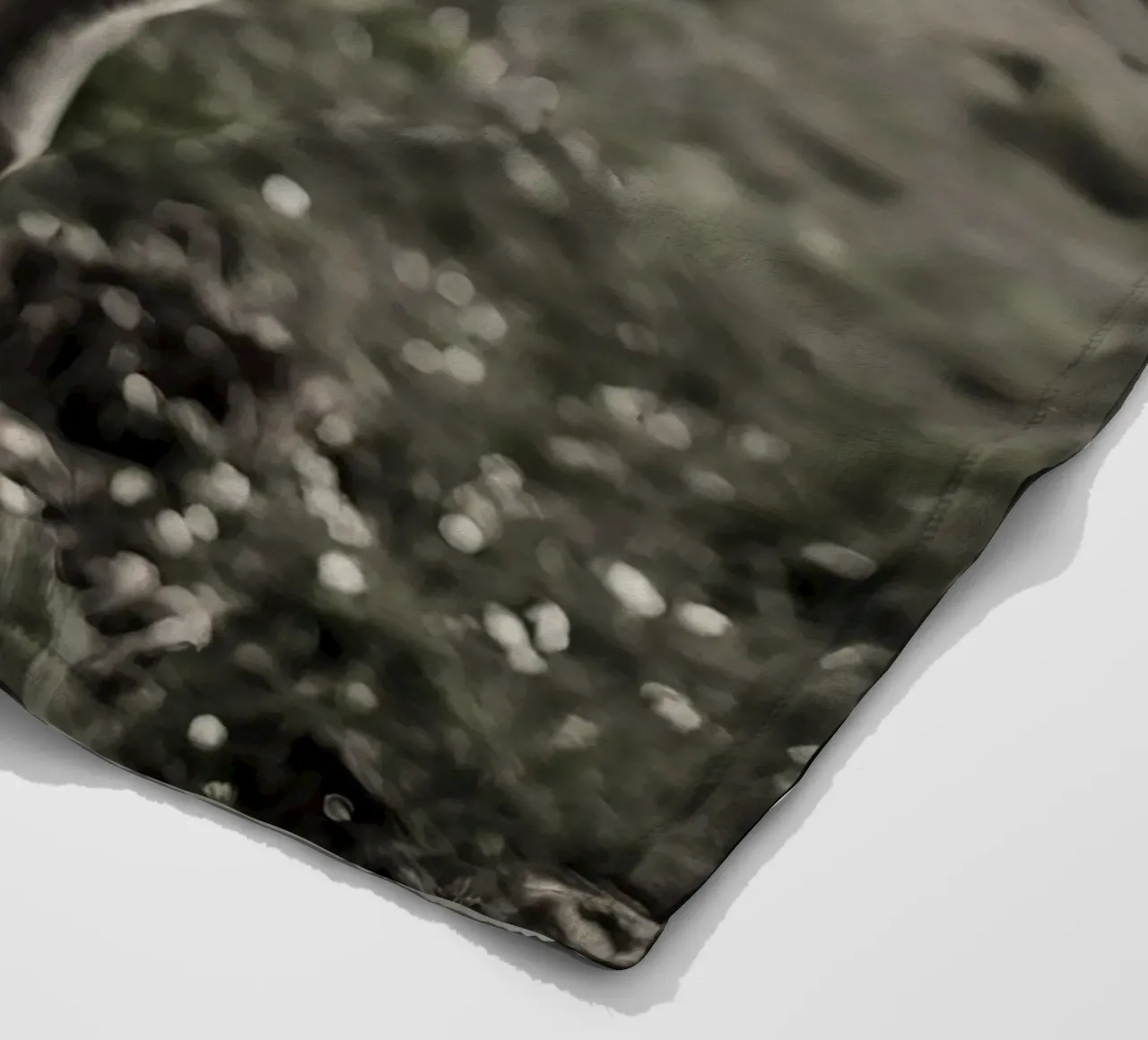 Puledro in piedi in un campo erboso in scala di grigi coperta in pile da DesignDoodle