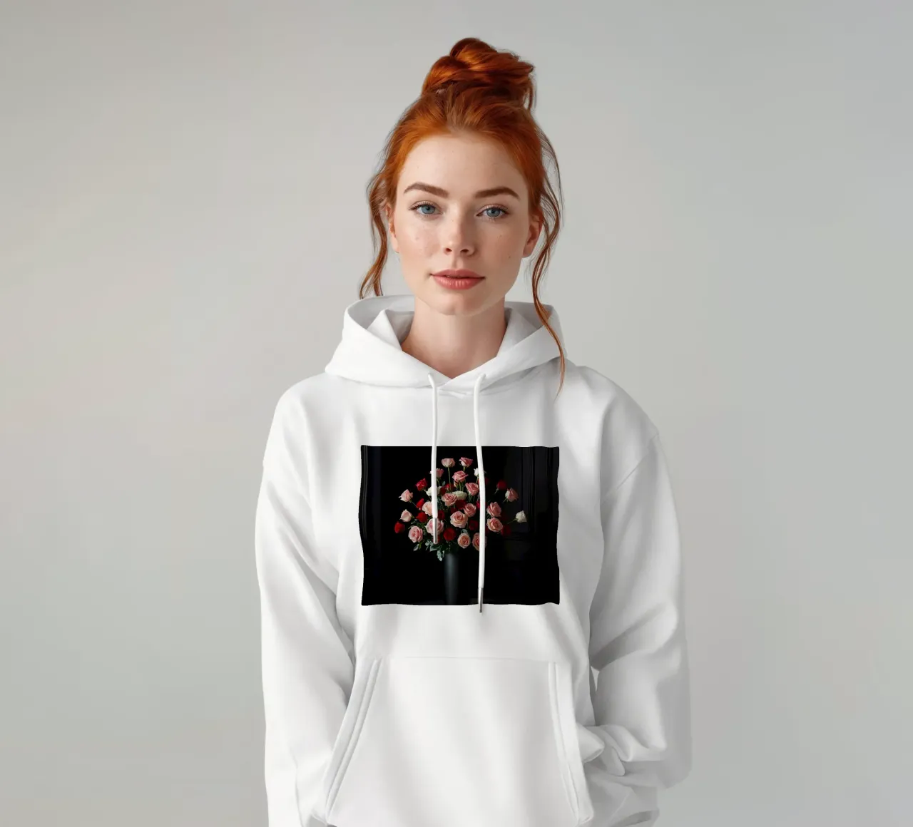 Composizione floreale con rose in vaso nero felpa con cappuccio da DesignDoodle