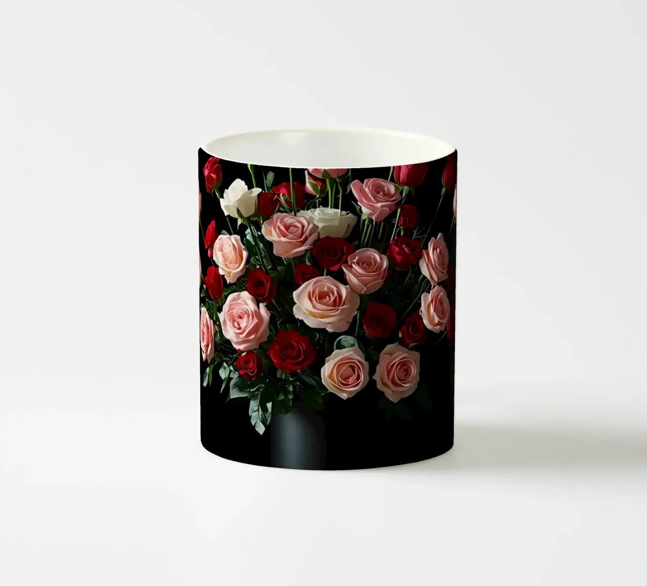 Bloemstuk met rozen in zwarte vaas keramische mok van DesignDoodle