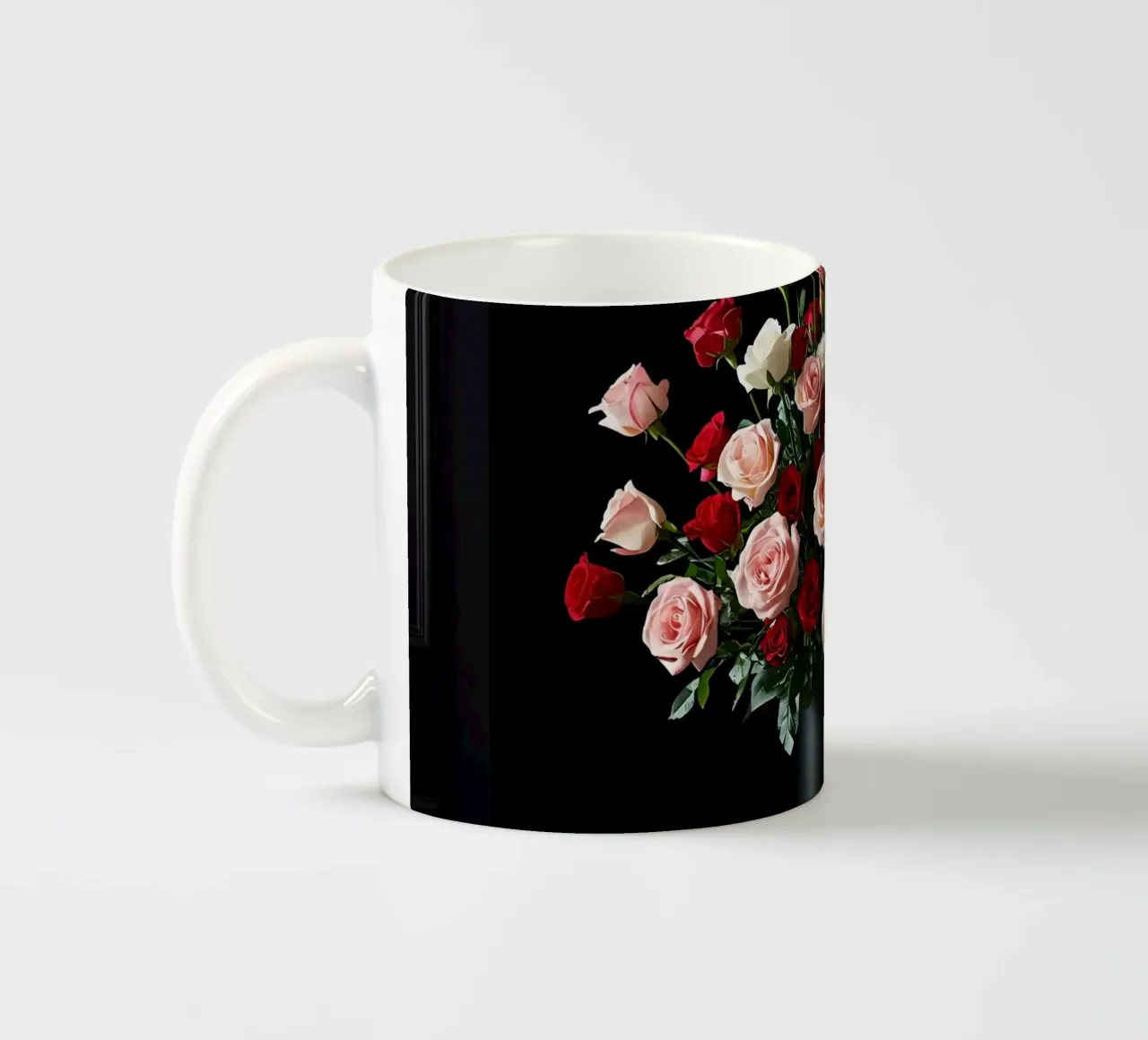 Bloemstuk met rozen in zwarte vaas keramische mok van DesignDoodle