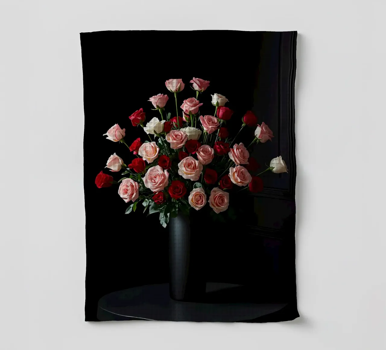 Arrangement floral avec des roses dans un vase noir torchon de DesignDoodle
