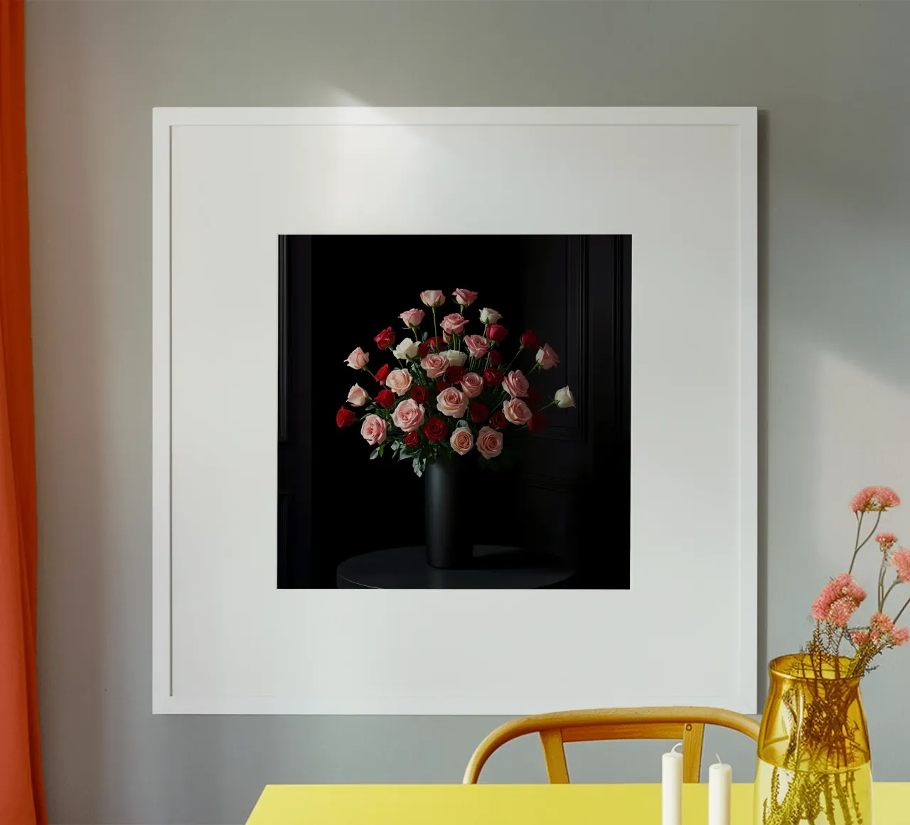 Composizione floreale con rose in vaso nero poster con telaio in alluminio da DesignDoodle