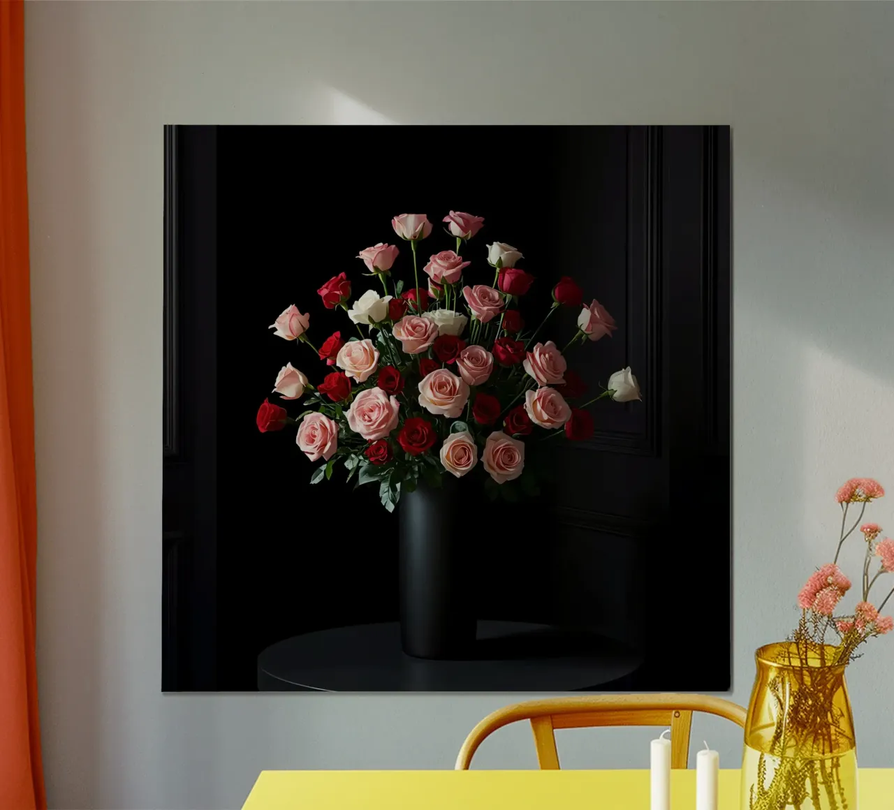Composizione floreale con rose in vaso nero poster con telaio in alluminio da DesignDoodle