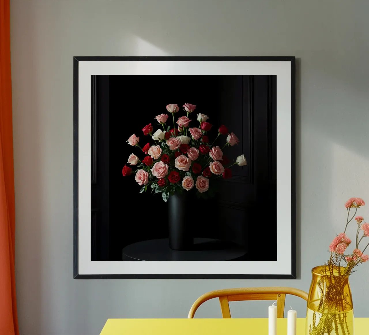 Composizione floreale con rose in vaso nero poster con telaio in alluminio da DesignDoodle