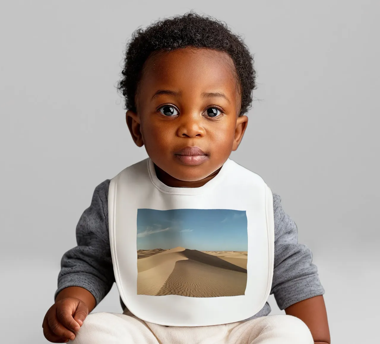 Paesaggio desertico con dune di sabbia e cielo blu bavaglino da DesignDoodle