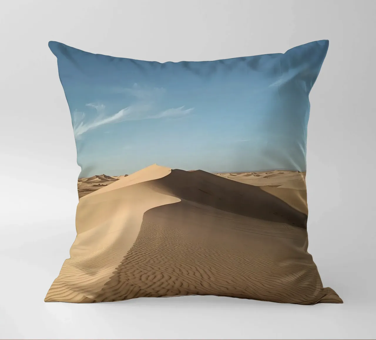 Paesaggio desertico con dune di sabbia e cielo blu cuscino da DesignDoodle