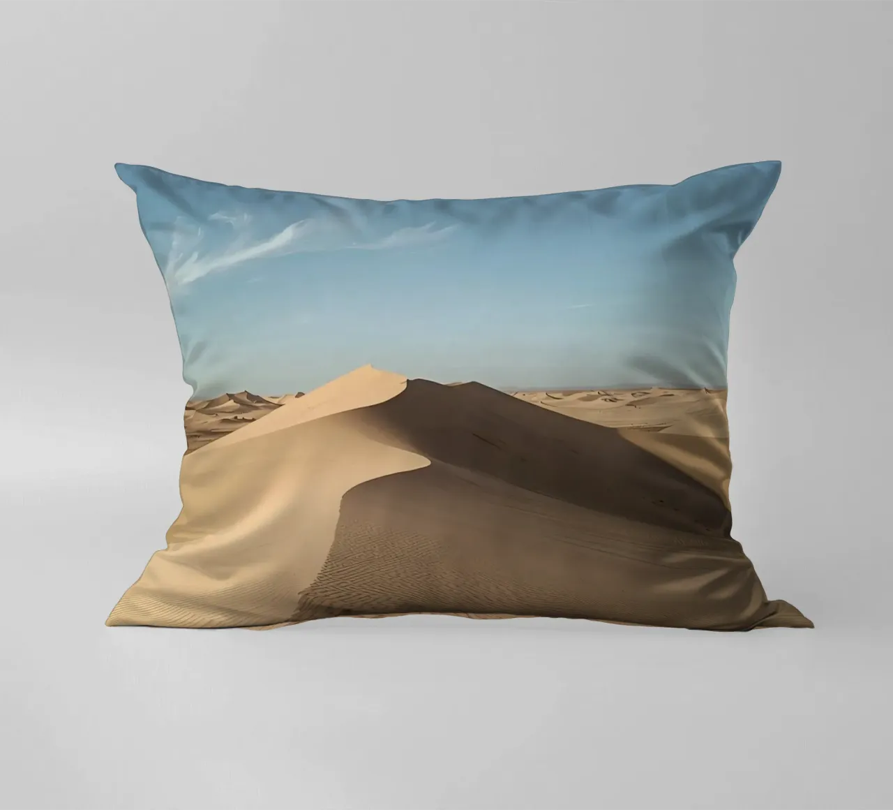 Paesaggio desertico con dune di sabbia e cielo blu cuscino da DesignDoodle