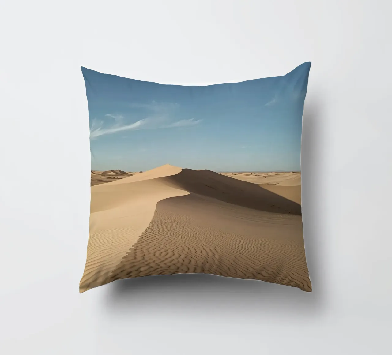 Paesaggio desertico con dune di sabbia e cielo blu cuscino da DesignDoodle