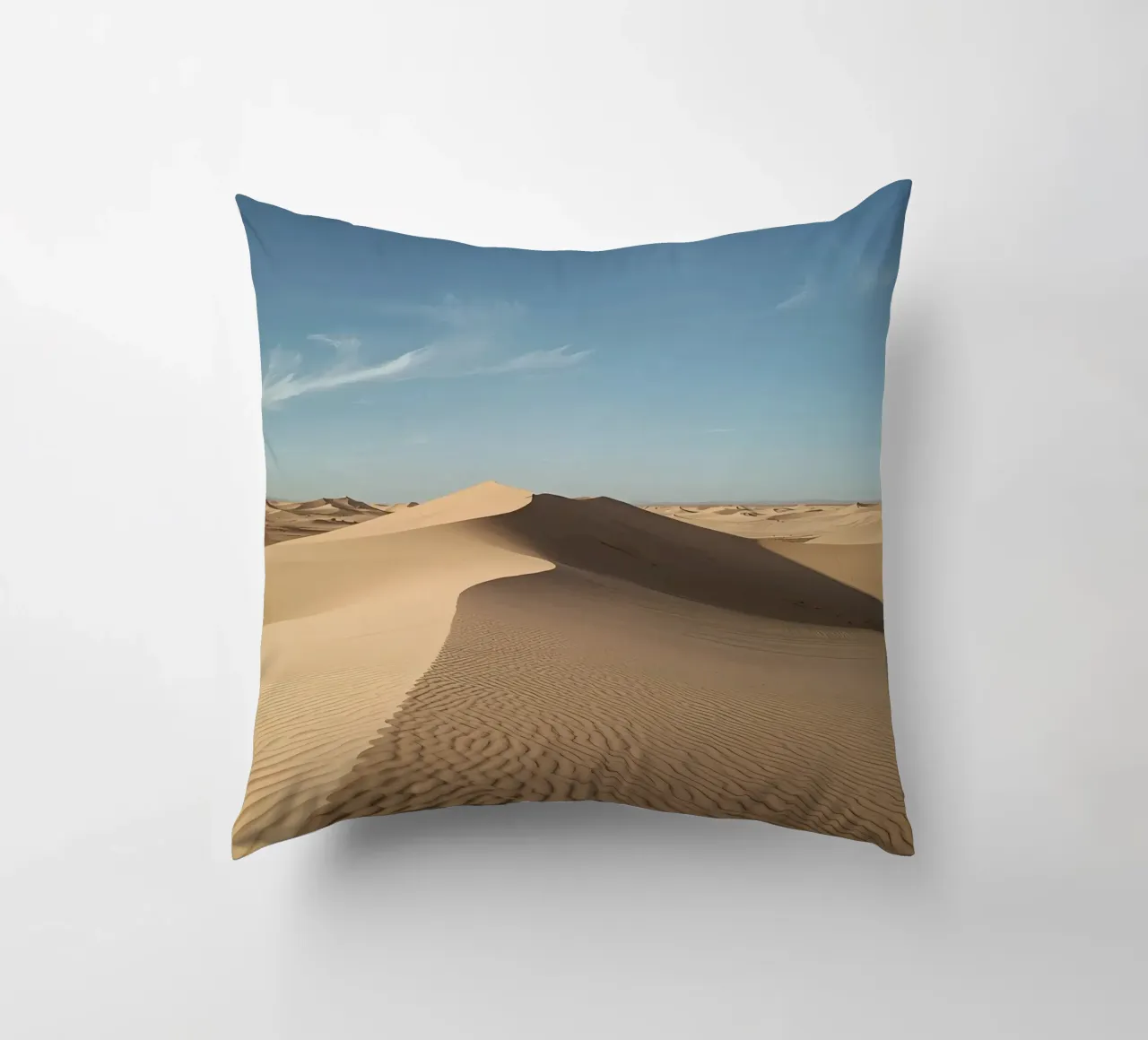 Paesaggio desertico con dune di sabbia e cielo blu cuscino da DesignDoodle