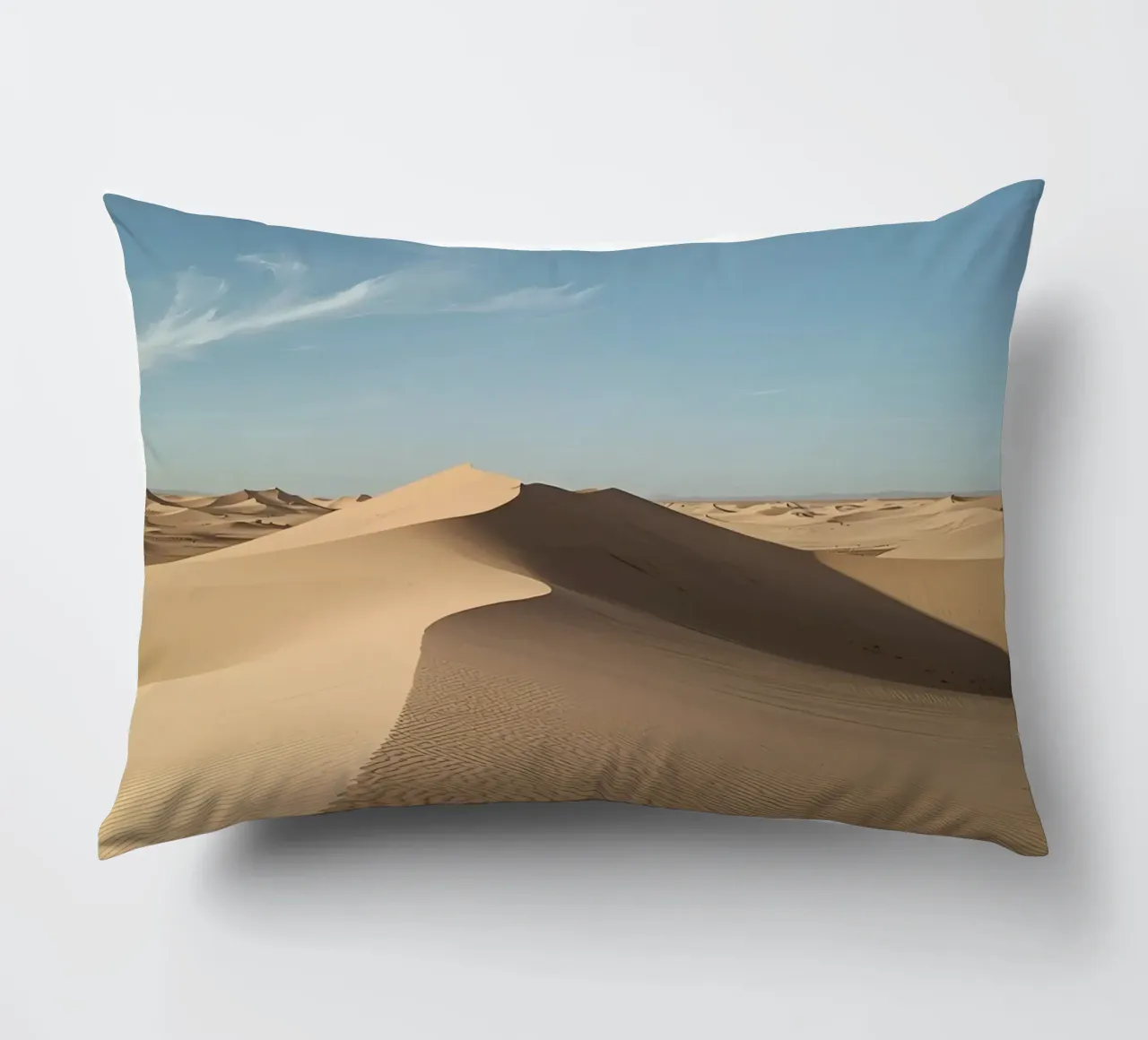 Paesaggio desertico con dune di sabbia e cielo blu cuscino da DesignDoodle