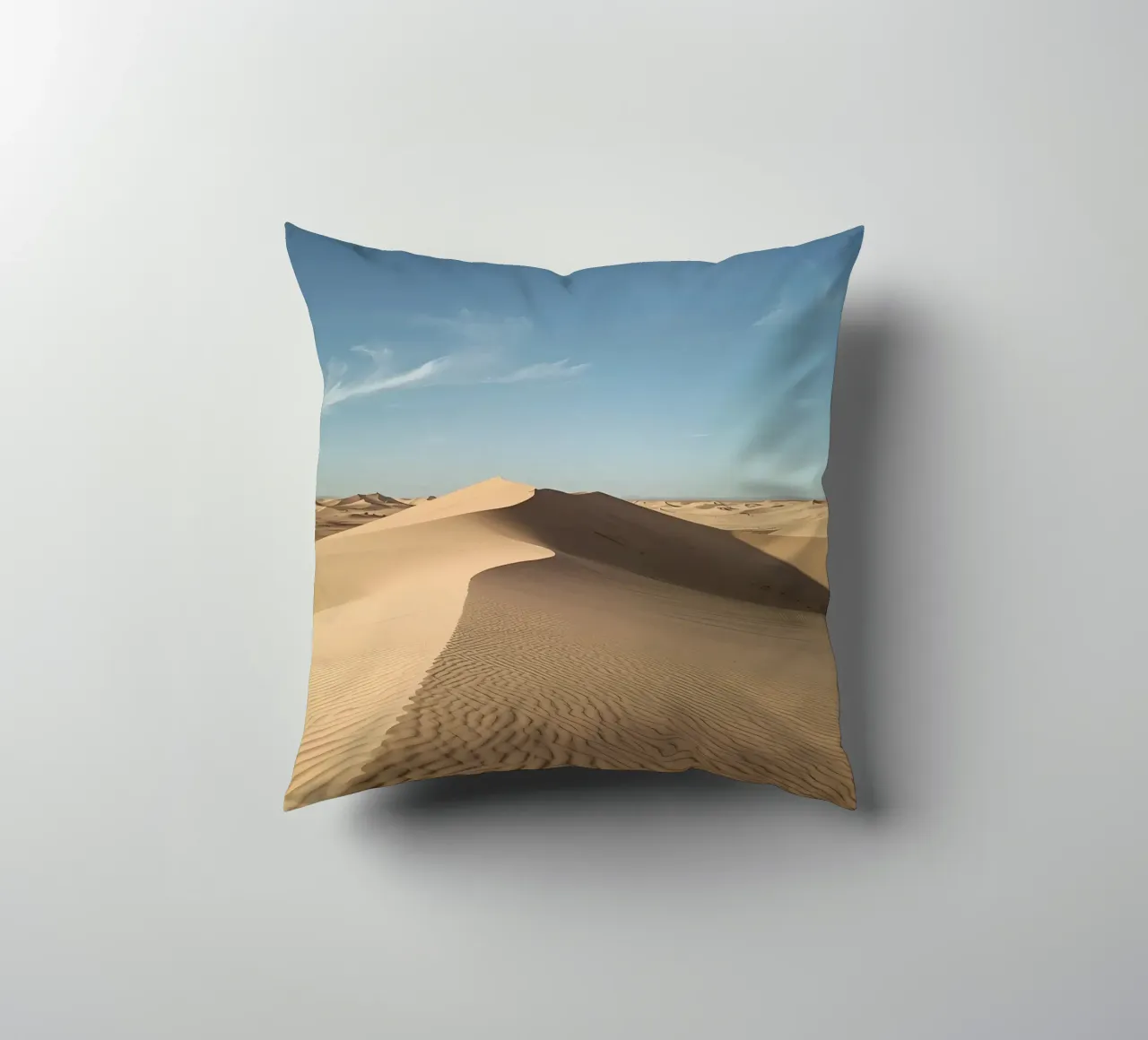 Paesaggio desertico con dune di sabbia e cielo blu cuscino da DesignDoodle