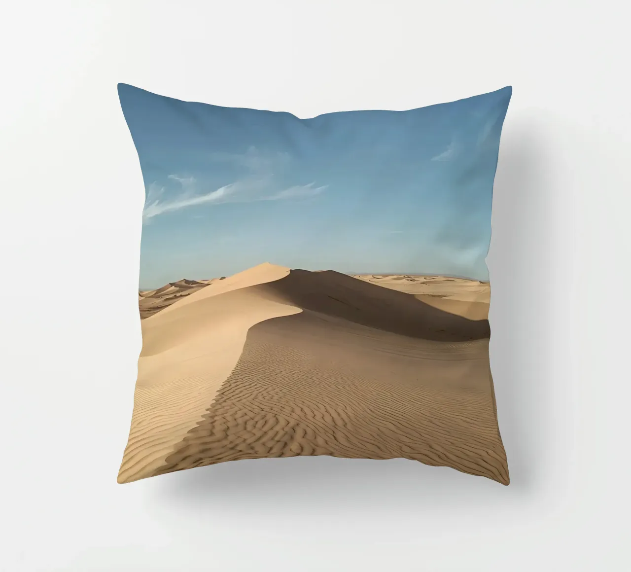 Paesaggio desertico con dune di sabbia e cielo blu cuscino da DesignDoodle