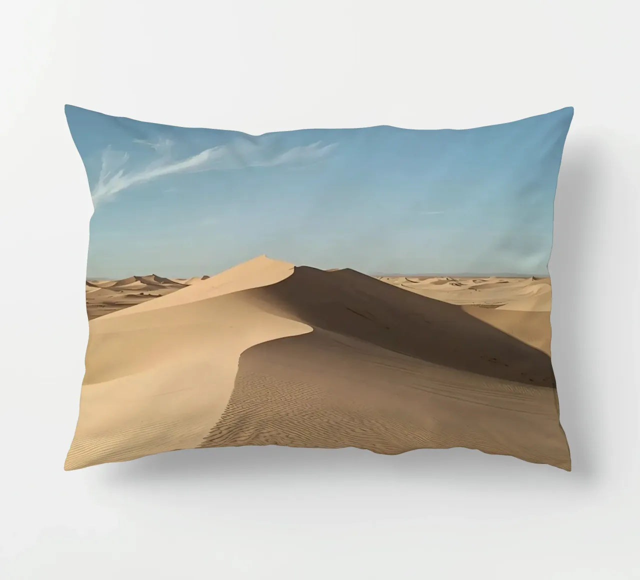 Paesaggio desertico con dune di sabbia e cielo blu cuscino da DesignDoodle