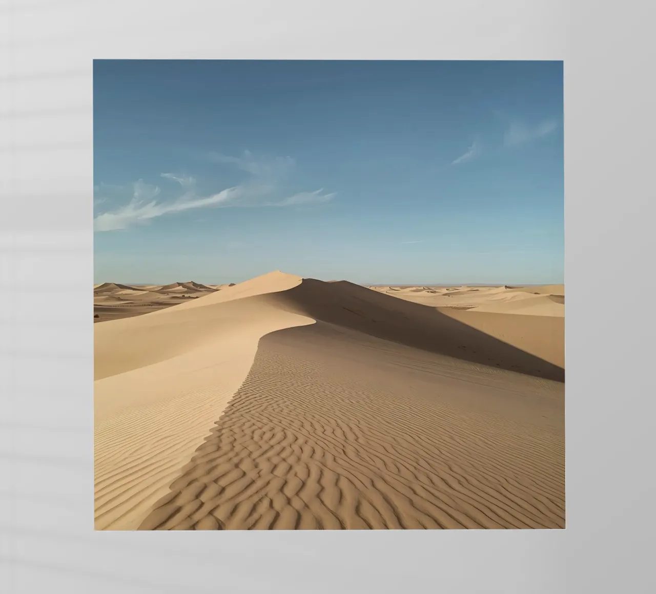 Paesaggio desertico con dune di sabbia e cielo blu pellicola backlit da DesignDoodle