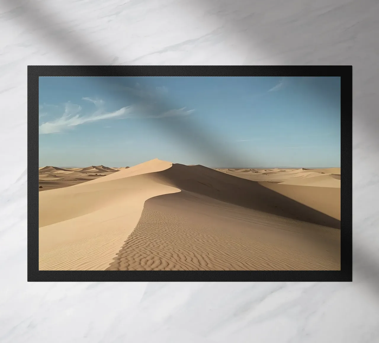 Paesaggio desertico con dune di sabbia e cielo blu zerbino da DesignDoodle