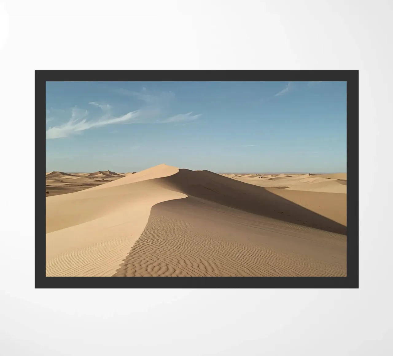 Paesaggio desertico con dune di sabbia e cielo blu zerbino da DesignDoodle