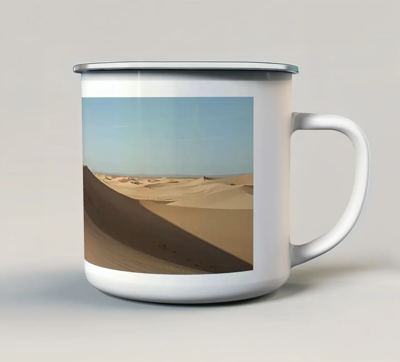 Paesaggio desertico con dune di sabbia e cielo blu tazza in smalto da DesignDoodle