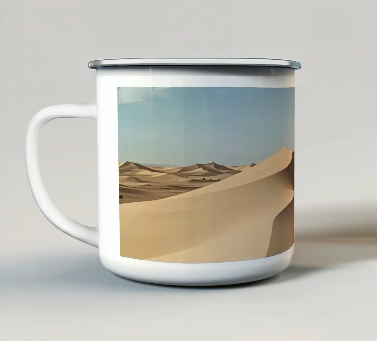 Paesaggio desertico con dune di sabbia e cielo blu tazza in smalto da DesignDoodle