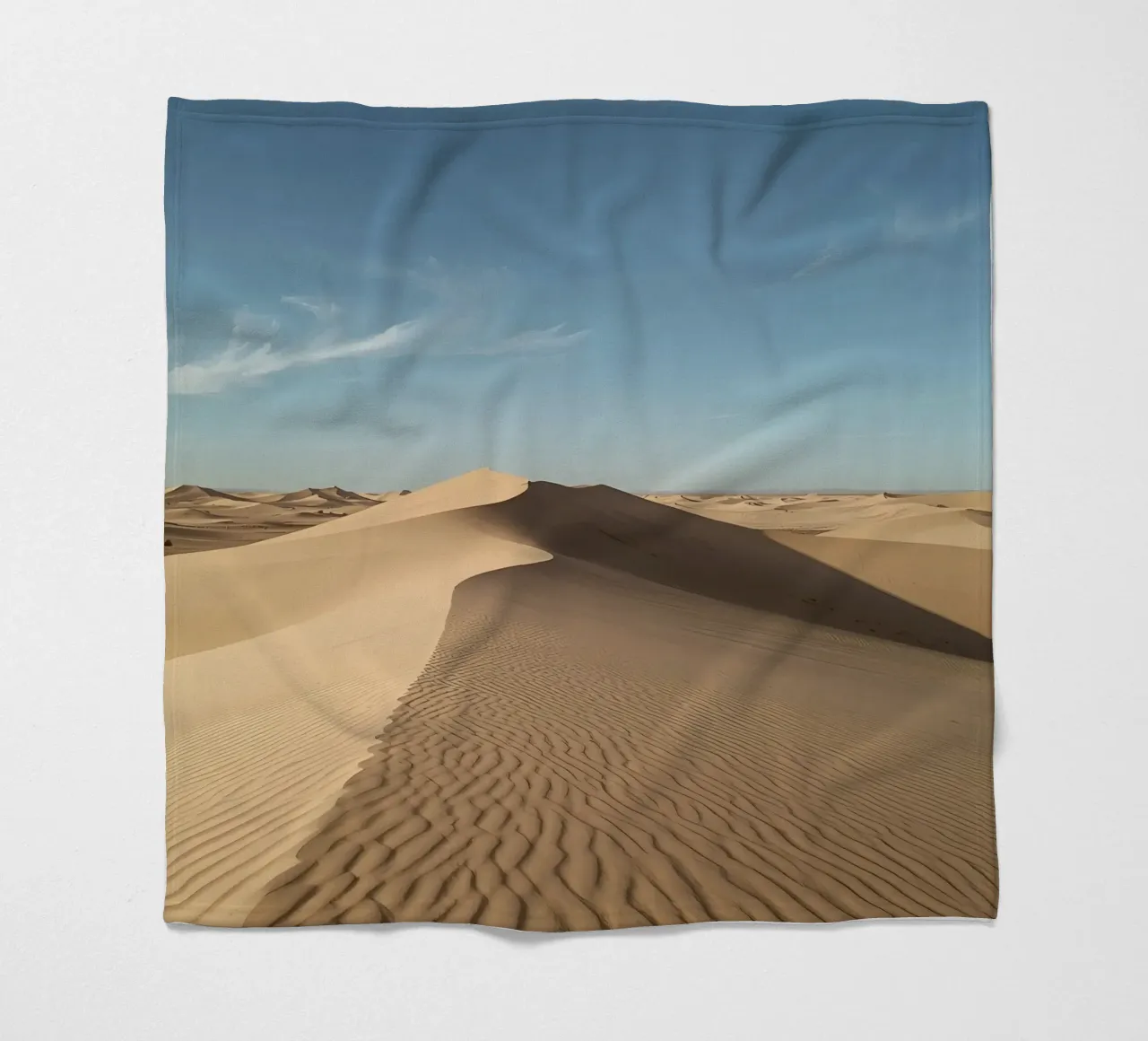 Paesaggio desertico con dune di sabbia e cielo blu coperta in pile da DesignDoodle