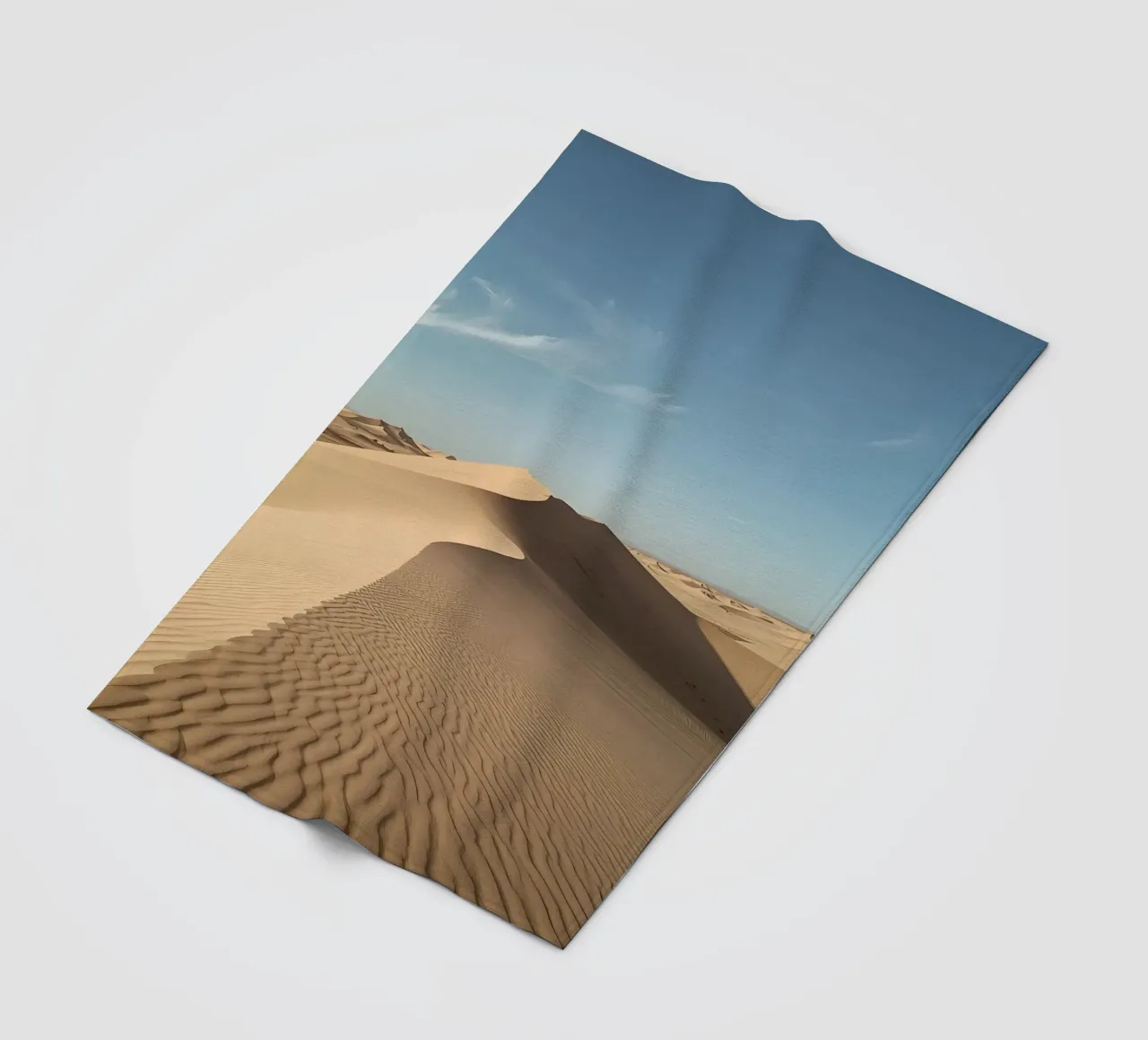 Paesaggio desertico con dune di sabbia e cielo blu coperta in pile da DesignDoodle