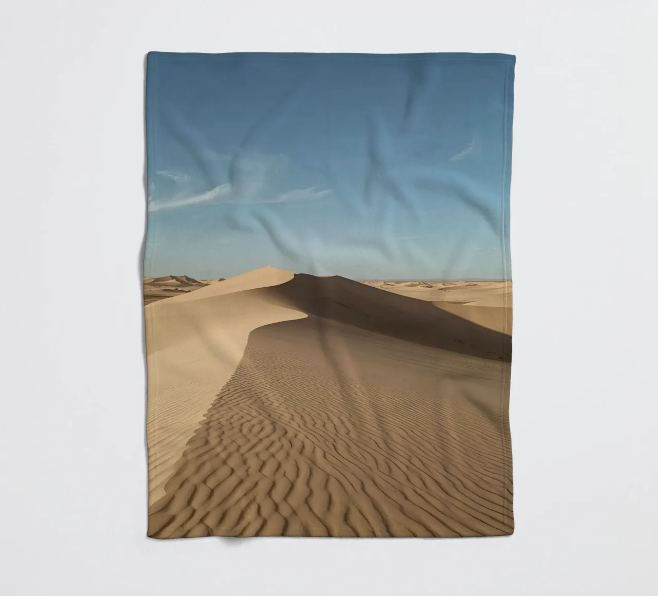 Paesaggio desertico con dune di sabbia e cielo blu coperta in pile da DesignDoodle