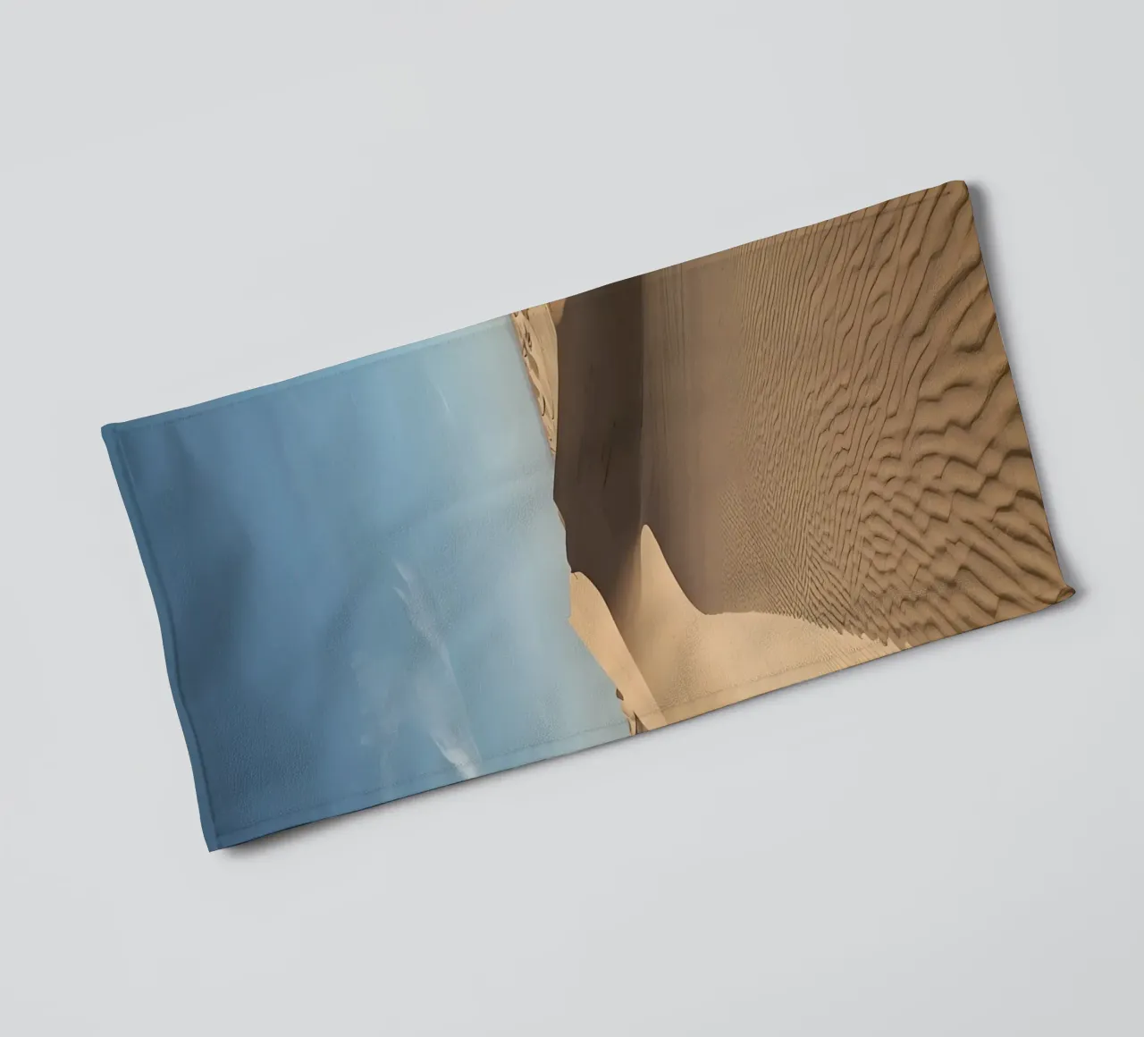 Paesaggio desertico con dune di sabbia e cielo blu asciugamano da bagno da DesignDoodle