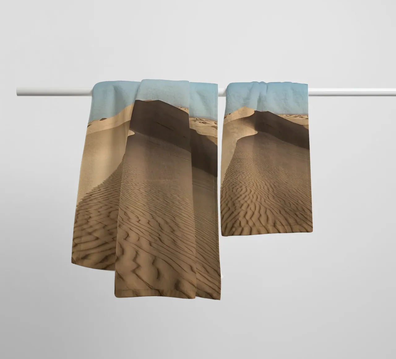 Paesaggio desertico con dune di sabbia e cielo blu asciugamano da bagno da DesignDoodle