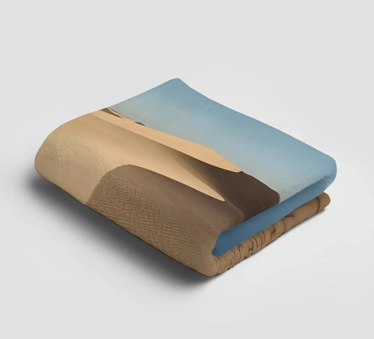Paesaggio desertico con dune di sabbia e cielo blu asciugamano da bagno da DesignDoodle
